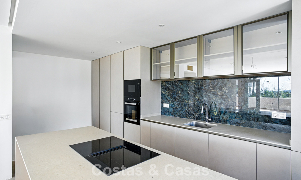 Luxury apartment for sale in a secure urbanization in Nueva Andalucia, Marbella 789765