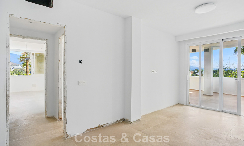 Luxury apartment for sale in a secure urbanization in Nueva Andalucia, Marbella 789768