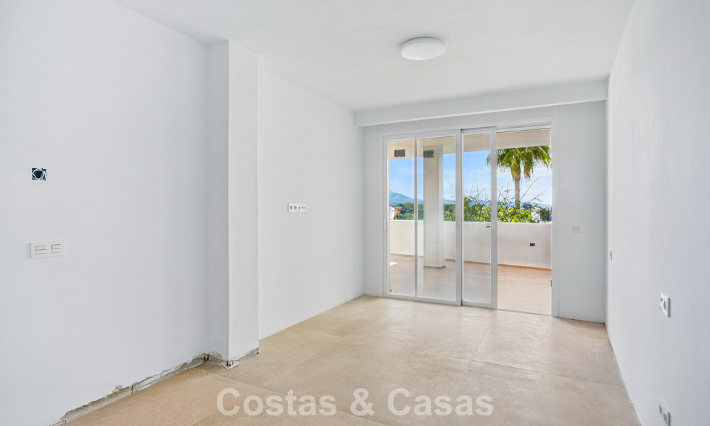 Luxury apartment for sale in a secure urbanization in Nueva Andalucia, Marbella 789769