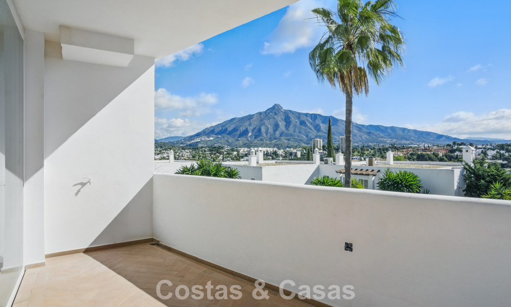 Luxury apartment for sale in a secure urbanization in Nueva Andalucia, Marbella 789771