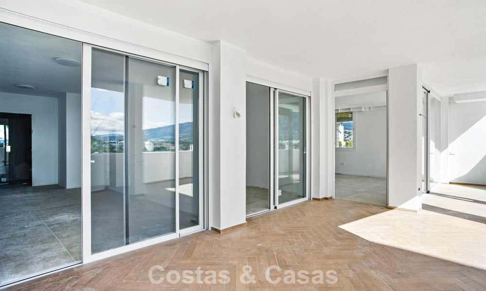 Luxury apartment for sale in a secure urbanization in Nueva Andalucia, Marbella 789772