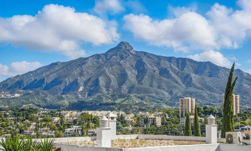 Luxury apartment for sale in a secure urbanization in Nueva Andalucia, Marbella 789774