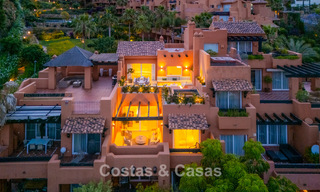 Andalusian-style duplex penthouse with a contemporary interior for sale in Nueva Andalucia, Marbella 789801 