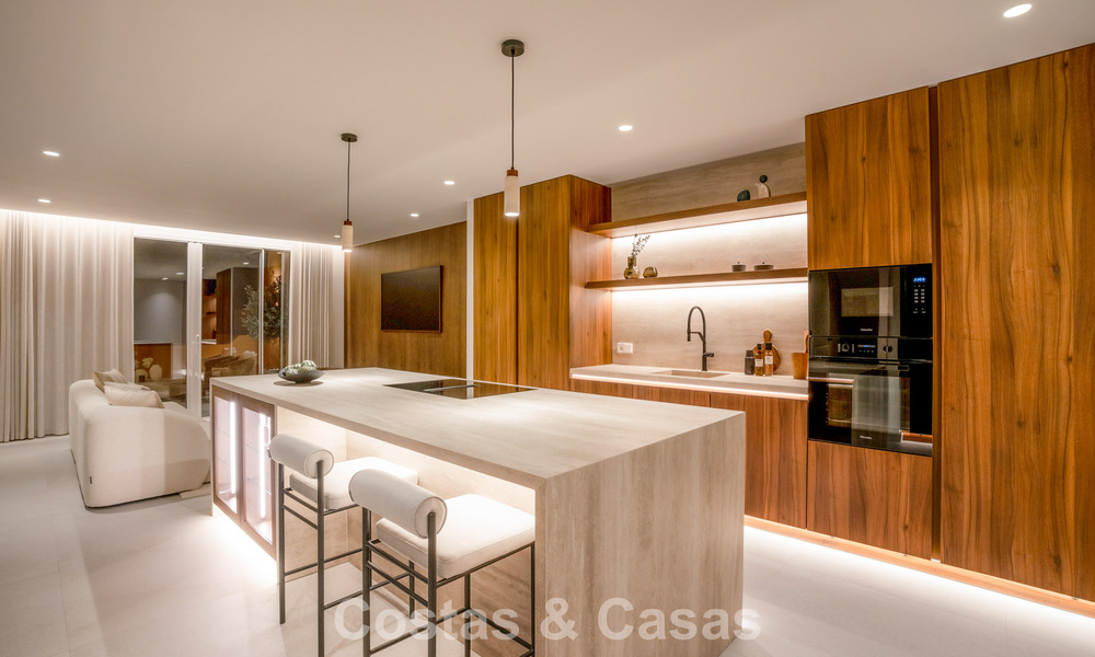 Andalusian-style duplex penthouse with a contemporary interior for sale in Nueva Andalucia, Marbella 789803