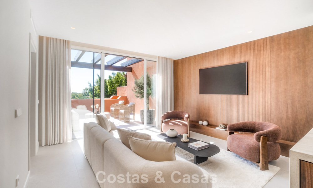 Andalusian-style duplex penthouse with a contemporary interior for sale in Nueva Andalucia, Marbella 789807