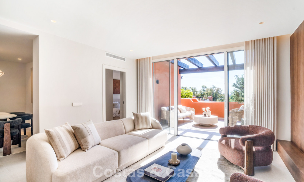 Andalusian-style duplex penthouse with a contemporary interior for sale in Nueva Andalucia, Marbella 789808