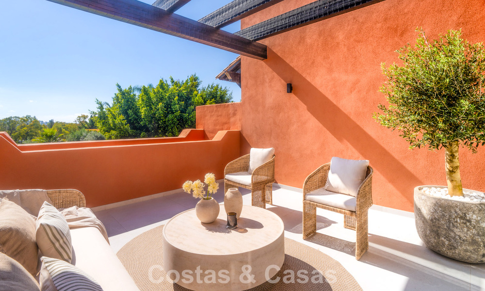 Andalusian-style duplex penthouse with a contemporary interior for sale in Nueva Andalucia, Marbella 789810