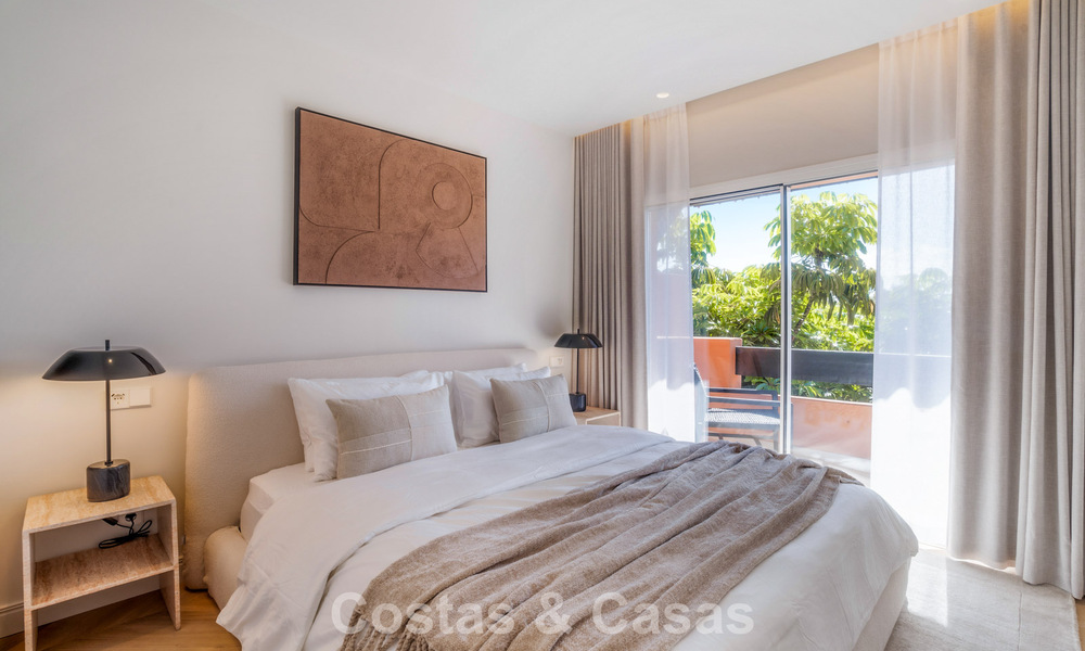 Andalusian-style duplex penthouse with a contemporary interior for sale in Nueva Andalucia, Marbella 789811
