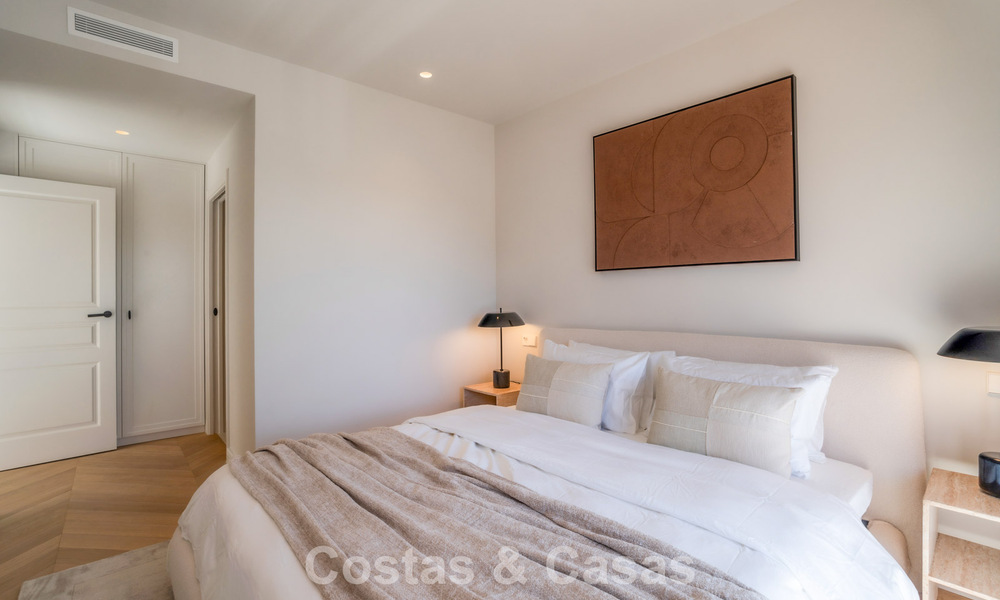 Andalusian-style duplex penthouse with a contemporary interior for sale in Nueva Andalucia, Marbella 789812