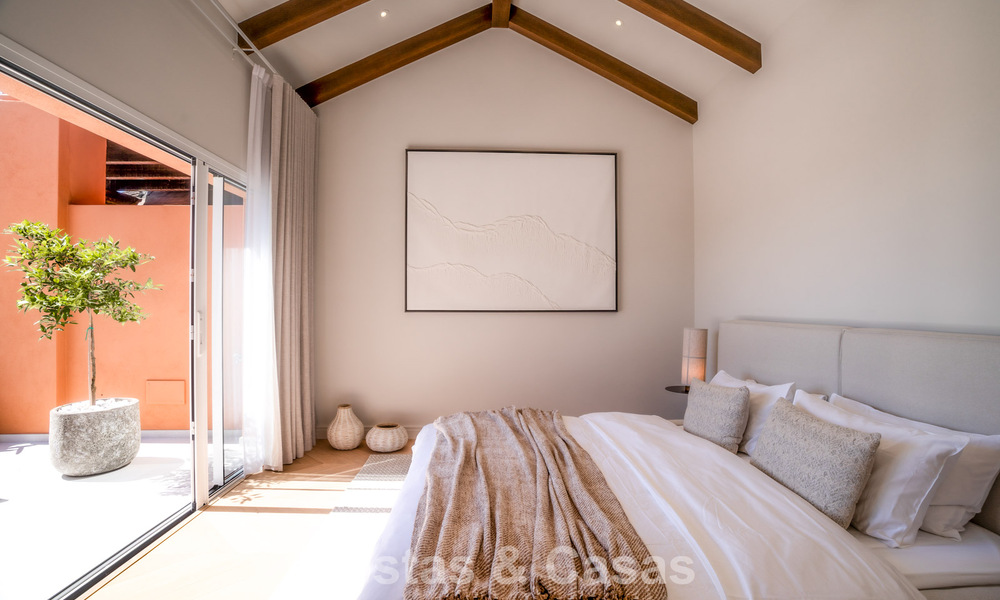 Andalusian-style duplex penthouse with a contemporary interior for sale in Nueva Andalucia, Marbella 789813