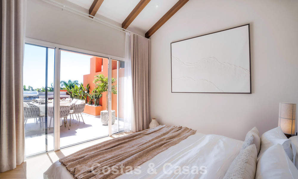Andalusian-style duplex penthouse with a contemporary interior for sale in Nueva Andalucia, Marbella 789814