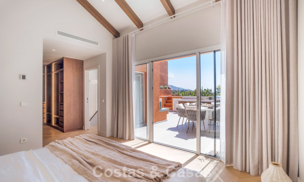 Andalusian-style duplex penthouse with a contemporary interior for sale in Nueva Andalucia, Marbella 789815