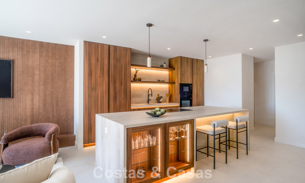Andalusian-style duplex penthouse with a contemporary interior for sale in Nueva Andalucia, Marbella 789816