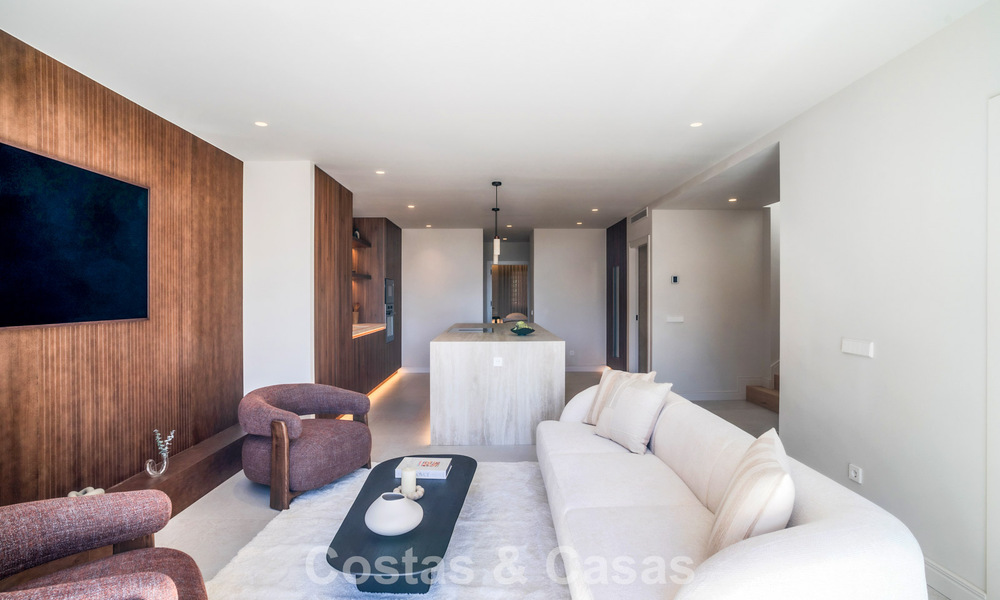 Andalusian-style duplex penthouse with a contemporary interior for sale in Nueva Andalucia, Marbella 789817