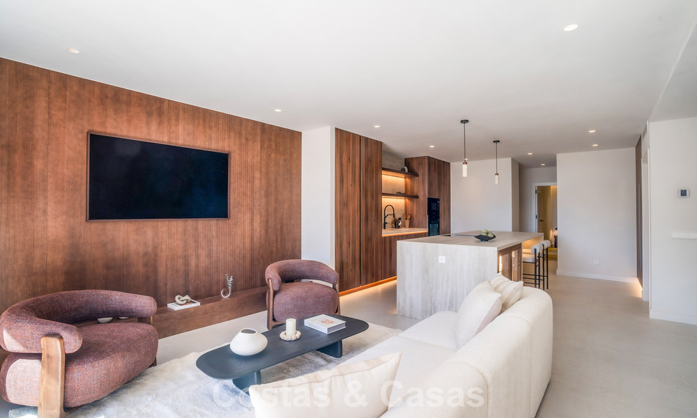 Andalusian-style duplex penthouse with a contemporary interior for sale in Nueva Andalucia, Marbella 789818