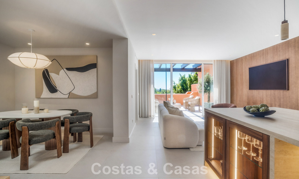 Andalusian-style duplex penthouse with a contemporary interior for sale in Nueva Andalucia, Marbella 789819