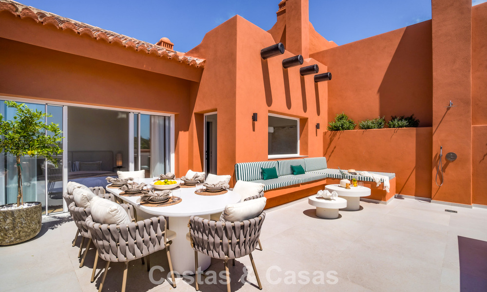 Andalusian-style duplex penthouse with a contemporary interior for sale in Nueva Andalucia, Marbella 789824