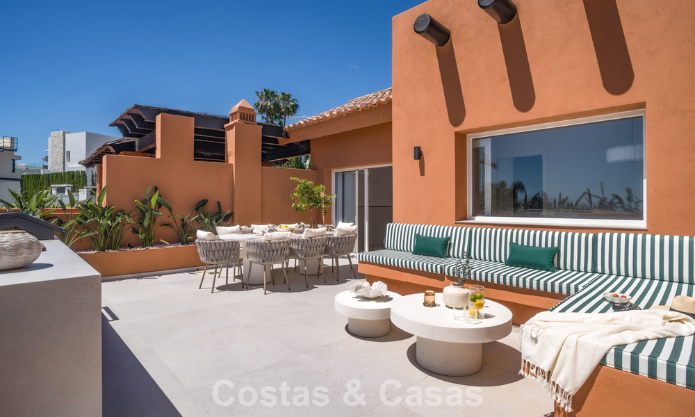 Andalusian-style duplex penthouse with a contemporary interior for sale in Nueva Andalucia, Marbella 789826