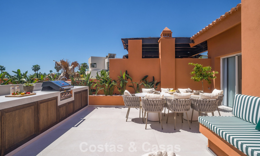 Andalusian-style duplex penthouse with a contemporary interior for sale in Nueva Andalucia, Marbella 789827