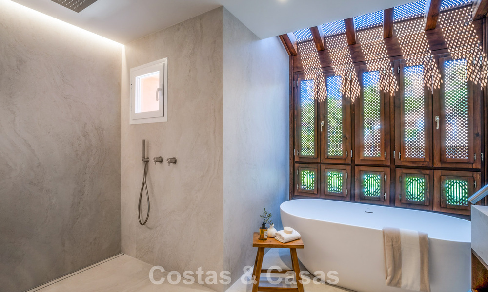 Andalusian-style duplex penthouse with a contemporary interior for sale in Nueva Andalucia, Marbella 789829