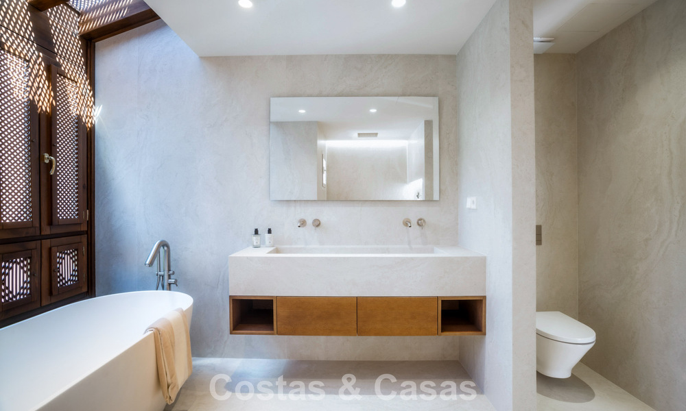 Andalusian-style duplex penthouse with a contemporary interior for sale in Nueva Andalucia, Marbella 789830