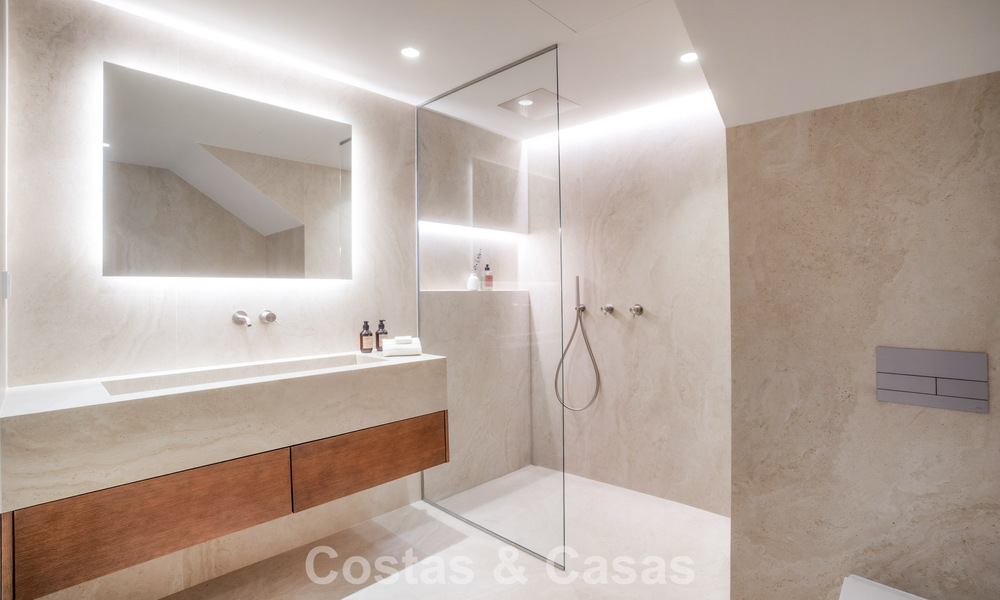 Andalusian-style duplex penthouse with a contemporary interior for sale in Nueva Andalucia, Marbella 789838