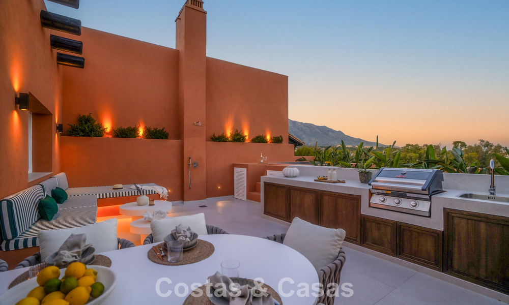 Andalusian-style duplex penthouse with a contemporary interior for sale in Nueva Andalucia, Marbella 789839