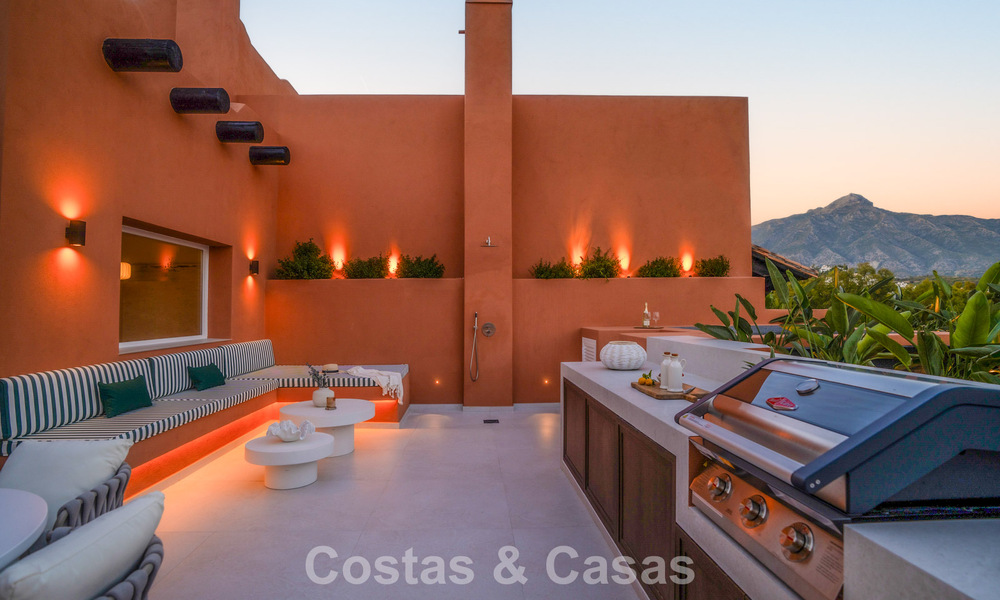 Andalusian-style duplex penthouse with a contemporary interior for sale in Nueva Andalucia, Marbella 789840