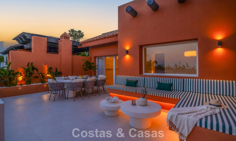 Andalusian-style duplex penthouse with a contemporary interior for sale in Nueva Andalucia, Marbella 789841