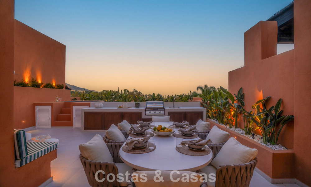 Andalusian-style duplex penthouse with a contemporary interior for sale in Nueva Andalucia, Marbella 789842