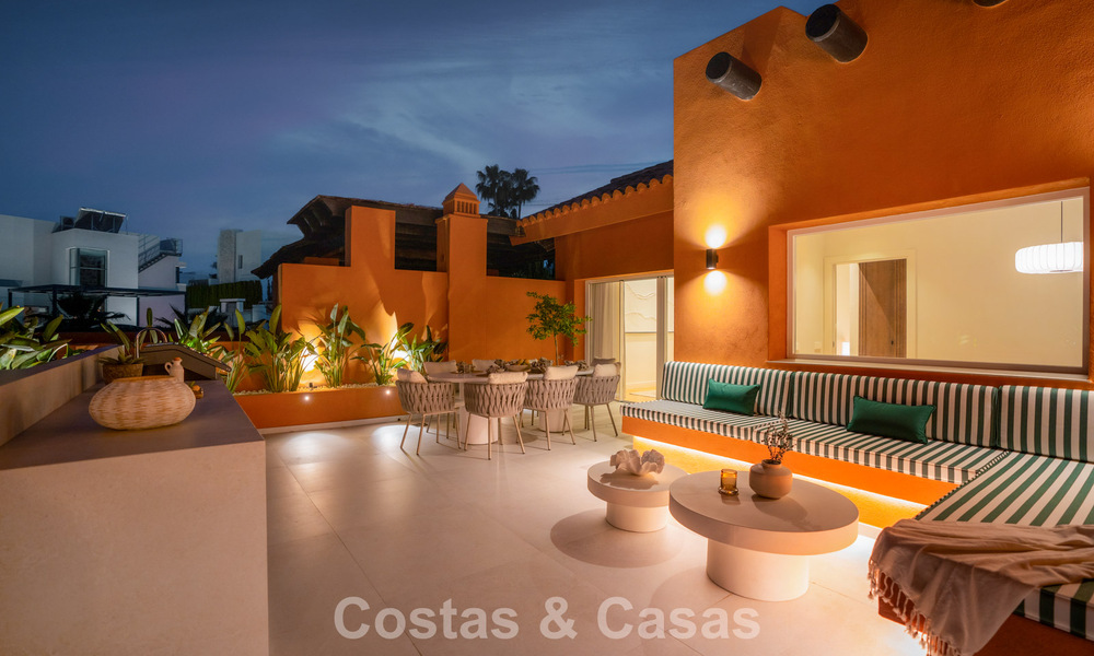 Andalusian-style duplex penthouse with a contemporary interior for sale in Nueva Andalucia, Marbella 789843
