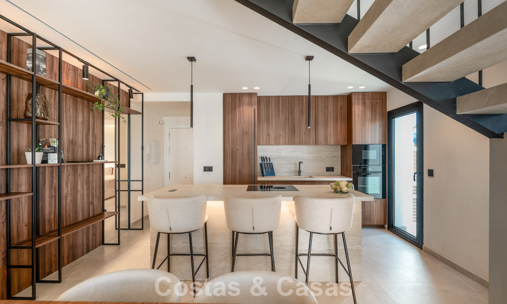 Modern renovated duplex penthouse with sea views for sale within walking distance of Puerto Banús, Marbella 789140