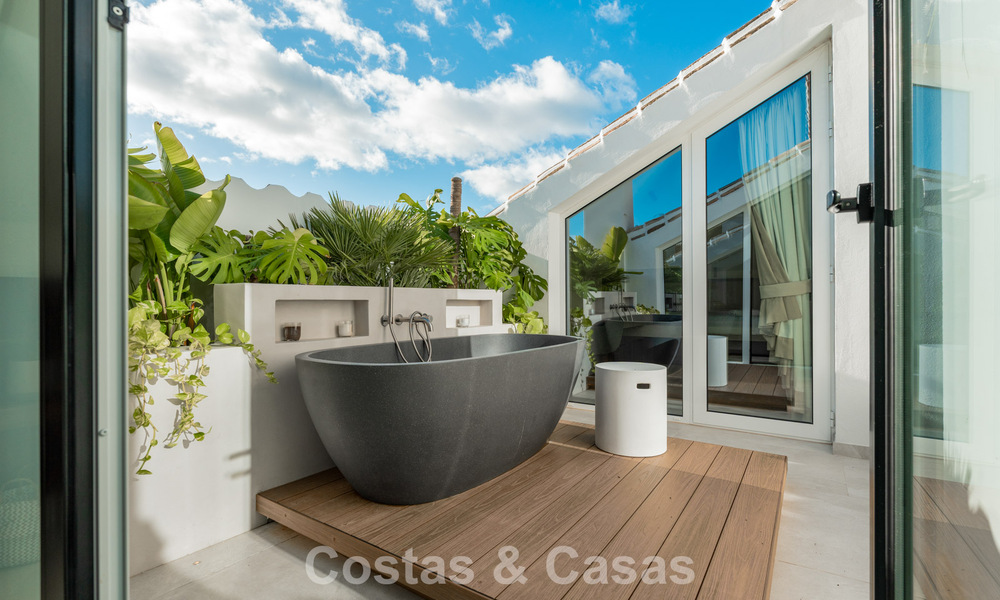 Modern renovated duplex penthouse with sea views for sale within walking distance of Puerto Banús, Marbella 789147