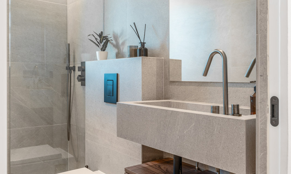 Modern renovated duplex penthouse with sea views for sale within walking distance of Puerto Banús, Marbella 789151