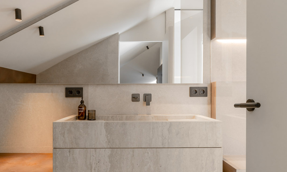 Modern renovated duplex penthouse with sea views for sale within walking distance of Puerto Banús, Marbella 789152