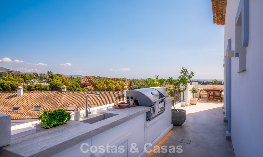 Modern renovated duplex penthouse with sea views for sale within walking distance of Puerto Banús, Marbella 789171