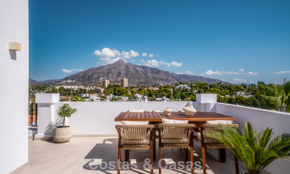Modern renovated duplex penthouse with sea views for sale within walking distance of Puerto Banús, Marbella 789174