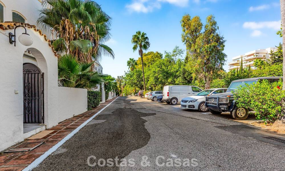 Renovated luxury apartment for sale just steps from the beach and the center of Puerto Banus, Marbella 789025