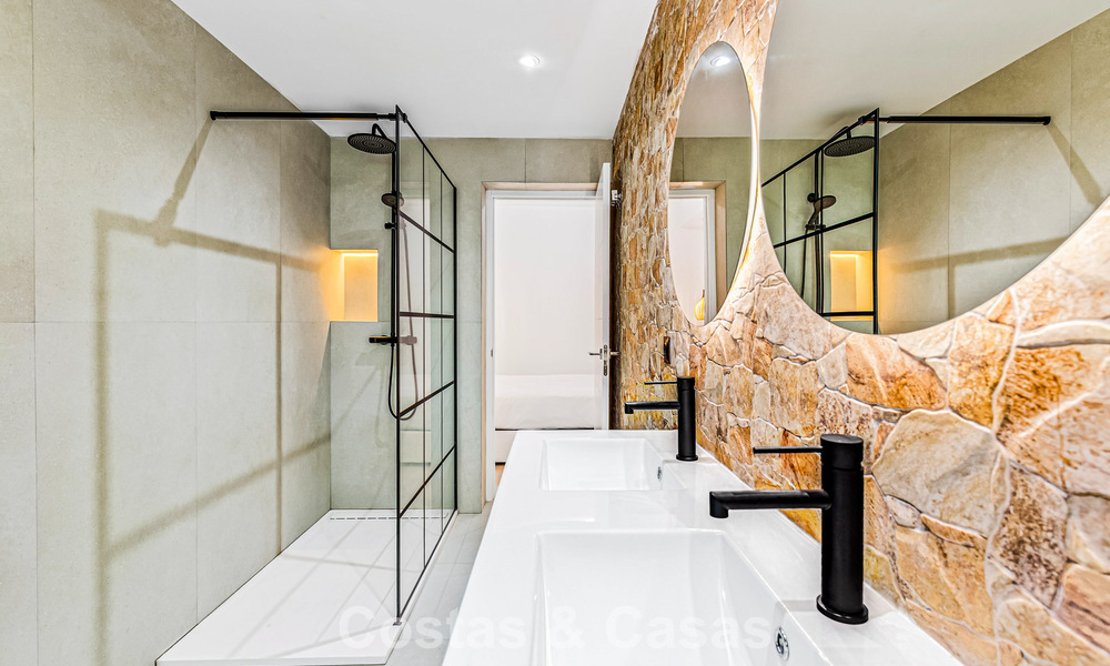 Renovated luxury apartment for sale just steps from the beach and the center of Puerto Banus, Marbella 789036