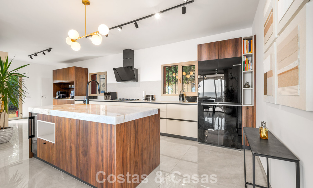 Authentic Mediterranean villa with modern interior and magnificent sea views for sale west of Estepona center 788970