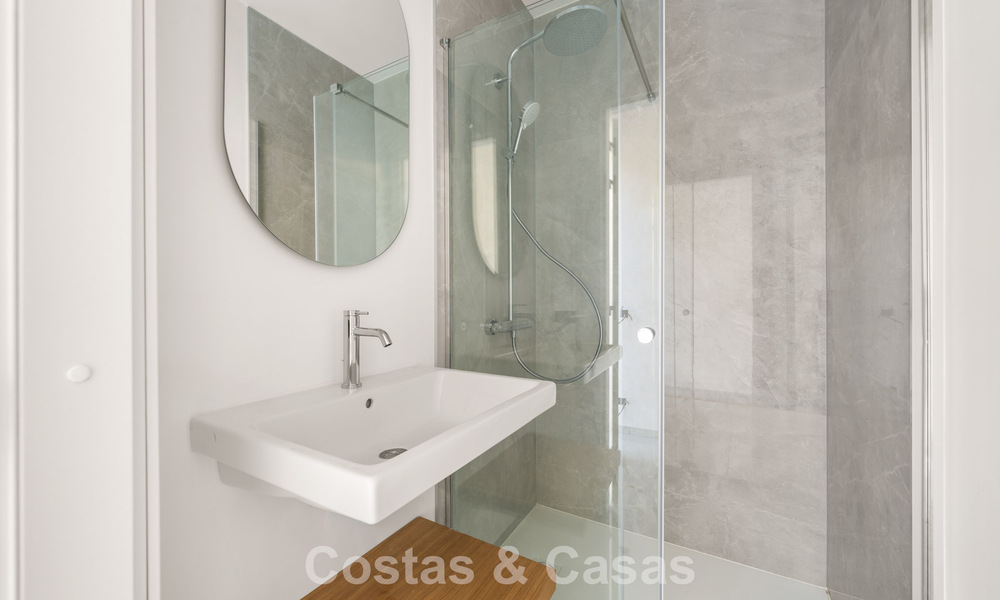 Authentic Mediterranean villa with modern interior and magnificent sea views for sale west of Estepona center 789002