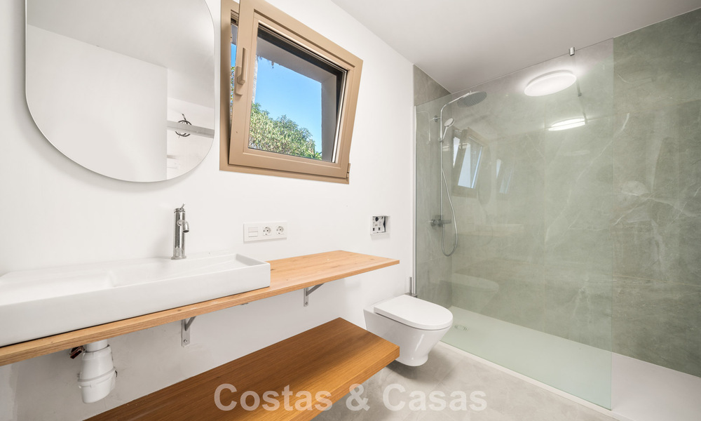 Authentic Mediterranean villa with modern interior and magnificent sea views for sale west of Estepona center 789004