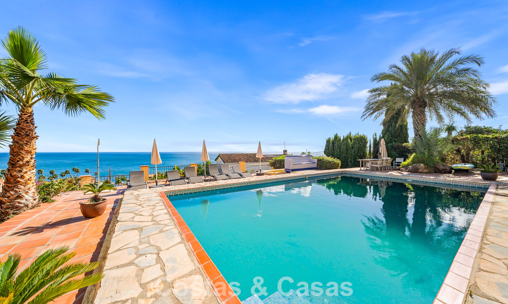 Authentic Mediterranean villa with modern interior and magnificent sea views for sale west of Estepona center 789005