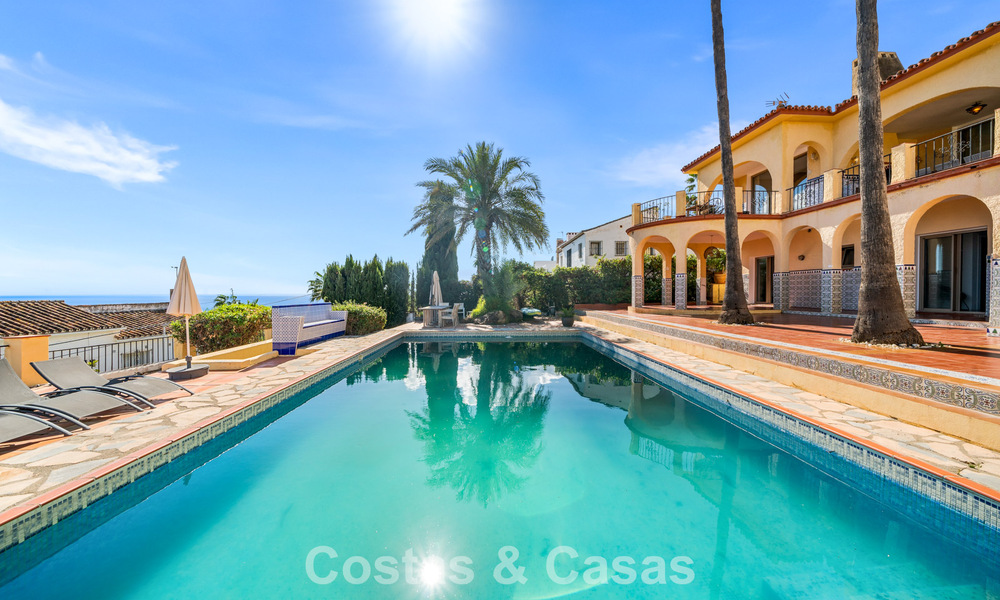 Authentic Mediterranean villa with modern interior and magnificent sea views for sale west of Estepona center 789006