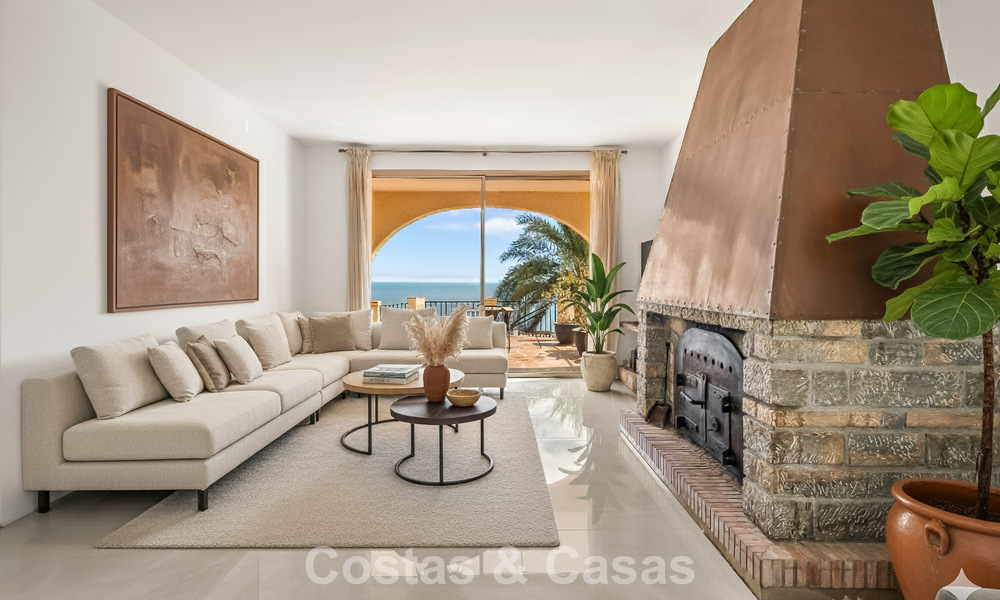 Authentic Mediterranean villa with modern interior and magnificent sea views for sale west of Estepona center 789016