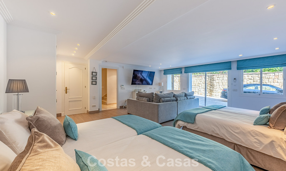 Large Spanish-style villa for sale adjacent to a first-class golf course, gated in la quinta, Marbella - Benahavís 789241