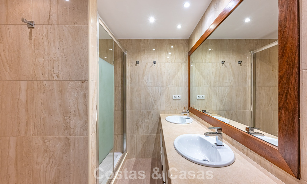 Large Spanish-style villa for sale adjacent to a first-class golf course, gated in la quinta, Marbella - Benahavís 789243