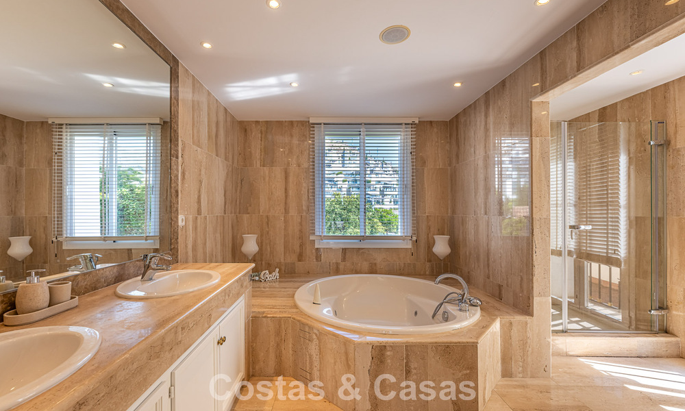 Large Spanish-style villa for sale adjacent to a first-class golf course, gated in la quinta, Marbella - Benahavís 789264