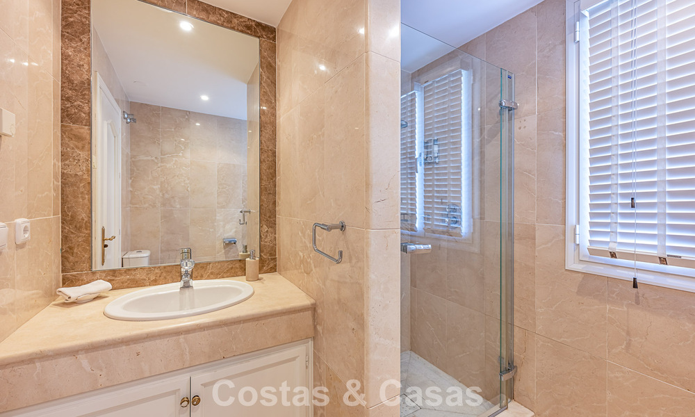 Large Spanish-style villa for sale adjacent to a first-class golf course, gated in la quinta, Marbella - Benahavís 789277