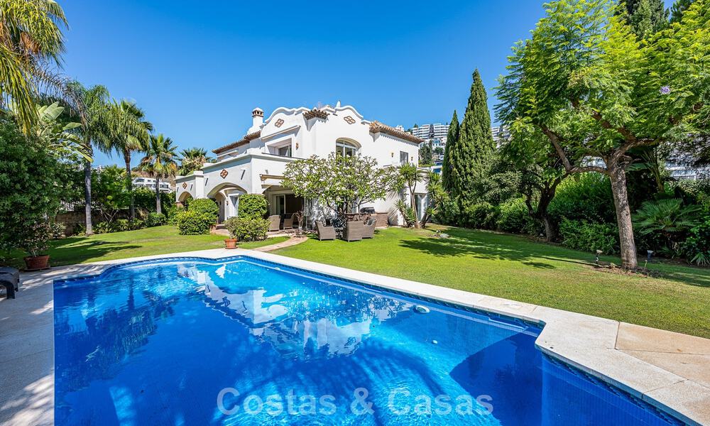 Large Spanish-style villa for sale adjacent to a first-class golf course, gated in la quinta, Marbella - Benahavís 789287